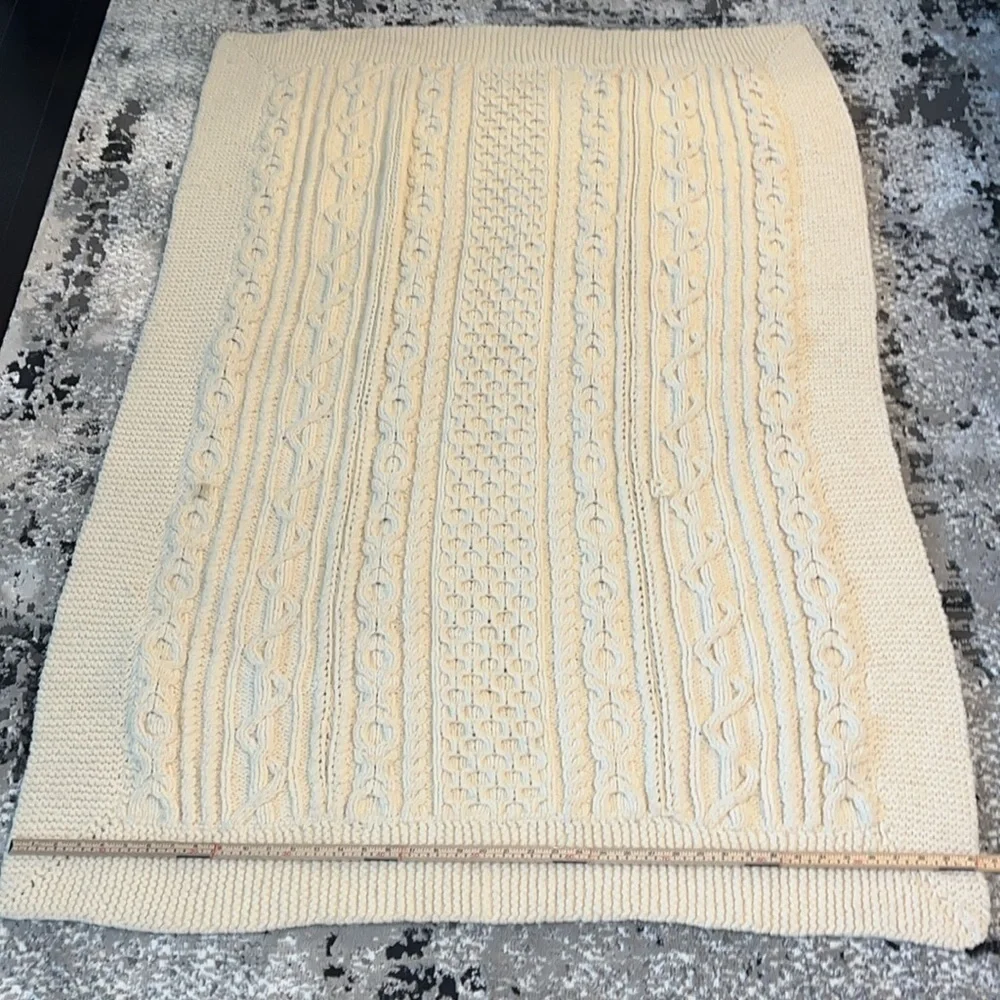 Chunky Cable Knit Reversible Throw Blanket Cream  Excellent Condition Wool Blend